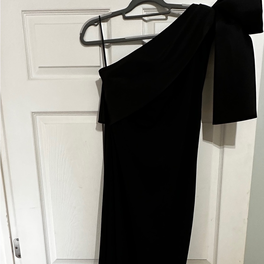 Elegant Black One-Shoulder Dress - Picture 7 of 8
